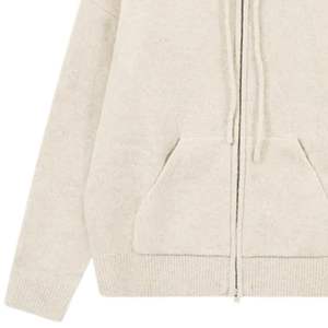 Sudadera con Capucha Beige de Punto con Cierre y Emblema, Sudadera Cómoda y Elegante para Hombre y Mujer, Perfecta para Uso Casual y Diario - Product Image 3