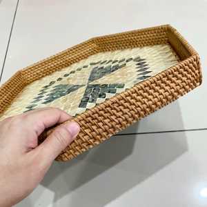 Plateau décoratif exclusif en rotin incrusté de nacre, mosaïque artistique de coquillages, organisateur de rangement et de présentation pour les intérieurs sophistiqués - Product Image 6