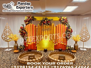 ชุดอูร์ลีทองหรูหรา พร้อมฉากหลังรูปสามเหลี่ยมลายดอกดาวเรือง สำหรับพิธีฮัลดีสุดอลังการ ตกแต่งเวทีงานฮัลดีธีมสวน - Product Image 2