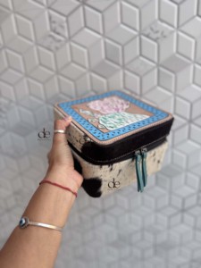 Nouvelle Trousse à Bijoux Compacte en Cuir de Vachette de Créateur avec Broderie Florale et Cuir Façonné à la Main – Rangement Durable pour Accessoires - Product Image 2