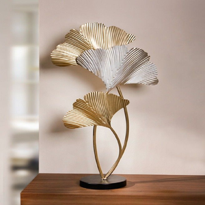 Rama de ginkgo dorada enmarcada en un marco circular sobre un pedestal robusto. Pieza de exhibición disponible a precios de mayorista. - Product Image 3