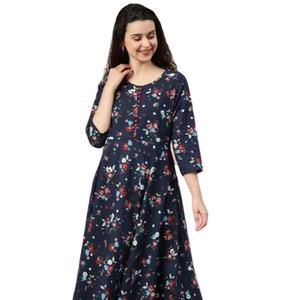 ชุดคุर्ตาอานาร์กาลีผ้าฝ้ายสีน้ำเงินพิมพ์ลายดอกไม้สำหรับผู้หญิง คอทรงกลม แขนสามส่วน ออกแบบมาเพื่อการสวมใส่ลำลองสไตล์ชาติพันธุ์ทั่วโลก - Product Image 1