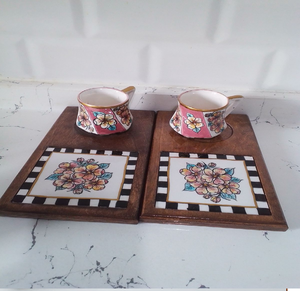 Plateaux à café en bois avec rainures pour tasses et carreaux de céramique à motifs floraux. Disponible aux prix de gros. - Product Image 2