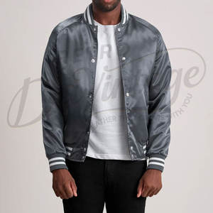 Chaqueta Varsity Gris Satinada para Hombre, Estilo Clásico de Béisbol, Chaqueta Bomber Casual con Botones a Presión, Estilo Letterman con Ribete Acanalado a Rayas - Product Image 1
