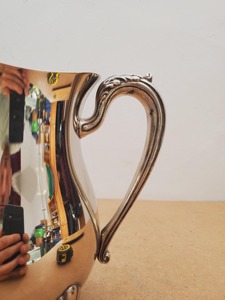 Jarra con acabado plateado de primera calidad, con asa ornamentada y base, perfecta para decoración del hogar y servicio de invitados, venta al por mayor desde India. - Product Image 2