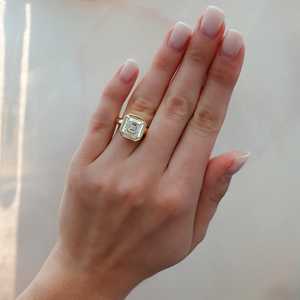 Bagues de fiançailles en diamant de laboratoire de 4 carats, taille Asscher, 4 mm de large, style Cigar Band, sertissage hybride à griffes, personnalisées, vente en gros, certifiées IGI - Product Image 2