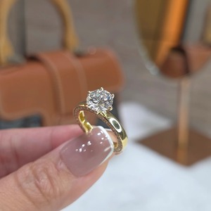 Anillo de compromiso solitario de oro macizo de 14K con diamante de laboratorio de 2.70 quilates de corte brillante y engaste de puntas, con banda a juego de lujo con pavé. - Product Image 2