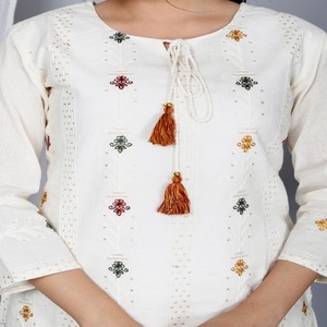 Conjunto de Kurta de Boda Tradicional de Algodón Blanco Elegante para Mujer NIYANI, Bordado Floral Delicado, Dupatta Suave, Ropa Étnica de Rajasthan - Product Image 4