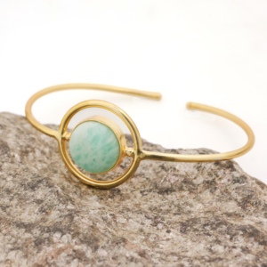 Bracelet de fête classique en Amazonite naturelle taillée ovale, manchette ouverte en laiton plaqué or 18 carats, ajustable, minimaliste, pour femme - Product Image 5