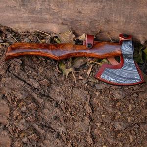 Hache Viking en acier Damas forgée à la main, personnalisée, pour le camping, avec manche ergonomique en bois et étui en cuir - Product Image 5