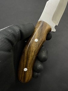 Cuchillo de caza y camping con mango de madera de nogal, hoja fija de acero inoxidable, borde parcialmente dentado, ligero. - Product Image 2