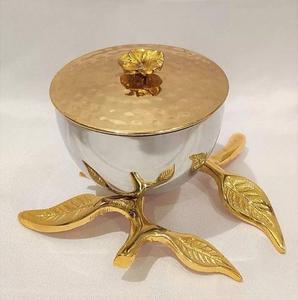 Frutero Decorativo Hecho a Mano con Forma de Flor de Metal Dorado - Product Image 4