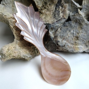 Cuillère à servir en nacre naturelle ILAHI, faite à la main, style bohème, blanche, non toxique, pour les fêtes, Uttar Pradesh - Product Image 2
