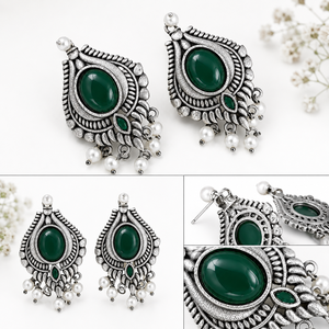 Boucles d'oreilles clous en laiton oxydé plaqué argent antique avec pierre vert émeraude en forme de feuille, style bohème, pour femmes, fournisseur en gros - Product Image 3