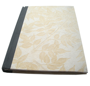 Cuaderno de tapa dura con 48 hojas / 96 páginas de papel de algodón reciclado hecho a mano, color crema, con logo y diseño impresos. - Product Image 2