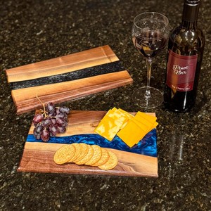 Planche à découper élégante, écologique, durable et légère en résine époxy et bois pour la cuisine, idéale pour couper le fromage, le pain et la viande - Product Image 1