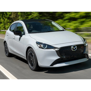 Expérience de conduite facile en voiture compacte confortable, Mazda 2 d'occasion dans la circulation urbaine - Product Image 3