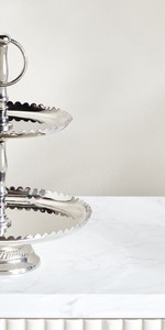 Support à gâteau en métal argenté à 2 niveaux, plateau à dessert à bords festonnés avec poignée annulaire, présentoir à pâtisserie de luxe pour la restauration de mariage - Product Image 5