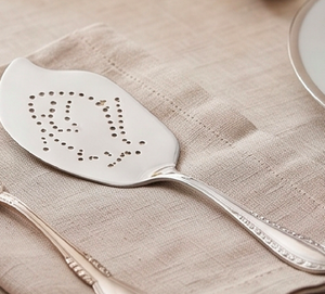 Juego de cuchillo y tenedor para pastel de acero inoxidable estilo vintage con acabado plateado, ideal para bodas y celebraciones elegantes. - Product Image 1