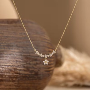 Collier en argent avec fleur délicate et pierre naturelle pour femmes - Product Image 1