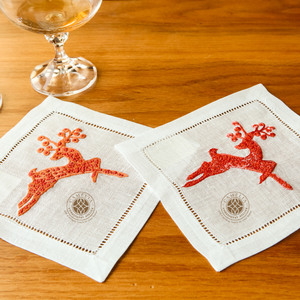 Serviette de cocktail brodée avec un cerf roux, festive et réutilisable, idéale pour les dîners de Noël et les cadeaux. - Product Image 1