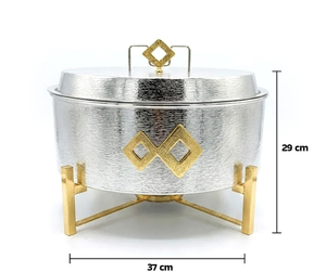 Cazuela redonda para servir comida caliente, estilo buffet, en plata con aspecto martillado y detalles dorados, para fiestas de boda en el Medio Oriente. - Product Image 2