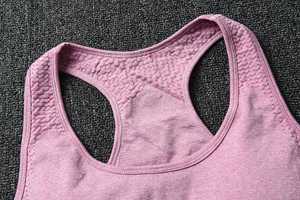 Sujetador deportivo de diseño personalizado para mujer, espalda cruzada, alto soporte, para yoga y entrenamiento, gris y rosa, transpirable - Product Image 2