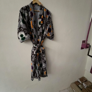 Robe kimono en velours Suzani à col en V brodée à la main, motif floral, luxueuse, écologique, respirante, gris, long manteau d'hiver, style bohème - Product Image 1