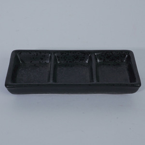 Plat à sauce en céramique noire mouchetée, trois compartiments, forme rectangulaire, design Japandi, passe au lave-vaisselle, idéal pour les sushis - Product Image 1