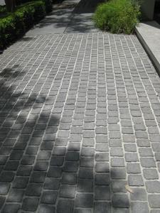 Pavés en grès gris Shivara - Design moderne, finition taillée à la machine, coupés sur mesure pour sols extérieurs et cours - Product Image 2