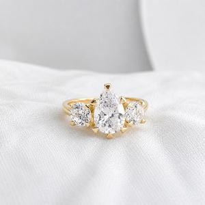 Anillo Clásico de Tres Piedras de Moissanita con Corte Pera y Redondo, Plata 925 con Baño de Rodio, Regalo para Días Especiales para tu Pareja - Product Image 1