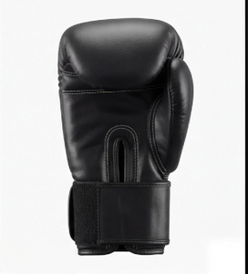 นวมชกมวยหนังแท้สีดำคลาสสิก สายรัดข้อมือสีแดง สำหรับฝึกซ้อมและต่อยมวยไทย - Product Image 2