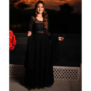 Magnifique Robe de Soirée Noire Coupe A-Line Taille XS en Chiffon avec Effet Illusion et Taille Empire - Product Image 3