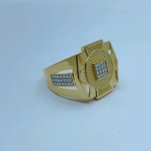 Bague élégante pour homme en or 22 carats avec grappe de diamants au centre, bande géométrique, bijoux fins de luxe - Product Image 1