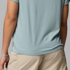 Chemise à manches courtes pour femme, élément essentiel élégant de la garde-robe, design chic pour l'été, col en V, matière confortable avec logo. - Product Image 6