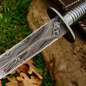 Couteau de chasse artisanal en acier Damas avec manche en acier argenté, lame fixe à motifs, étui en cuir marron - Product Image 3