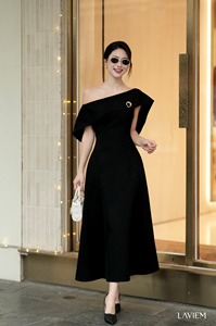 Vestido Esther con hombros descubiertos en corte A en color negro |   Estilo elegante y femenino |   Diseño con hombros descubiertos |   Moda moderna para mujeres - Product Image 2