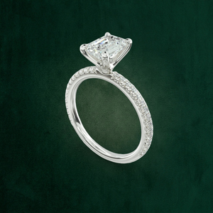 แหวนทองคำแท้ 18K ประดับมรกตและพลอยสองเม็ดทรงเหลี่ยมเจียระไนแบบฝังหนามเตย รับผลิตตามสั่งแบบ B2B OEM - Product Image 1