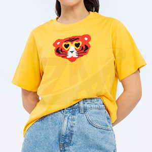 T-shirt décontracté jaune pour femme avec broderie tigre, col rond, manches courtes, 100 % coton jersey, coupe ample, idéal printemps-été - Product Image 1