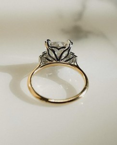 Anillo romántico de cinco piedras con moissanita brillante de 8 mm, corte Asscher, en rodio con plata 925 original, regalo de boda para novia. - Product Image 4