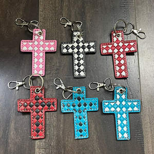 Nouveau porte-clés élégant en cuir de vache véritable à motif à carreaux rouge et blanc, fait à la main, accessoire de sac en gros - Product Image 5