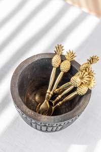 Cuillère et fourchette en métal doré avec manche en forme d'ananas pour tables de chef, hôtellerie, entreprises de restauration et événements. - Product Image 2