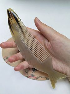 Peigne à cheveux en corne de buffle 100% naturelle de qualité supérieure avec personnalisation du logo sur la poignée en corne, forme animale, véritable corne, par Curio Crfat - Product Image 2