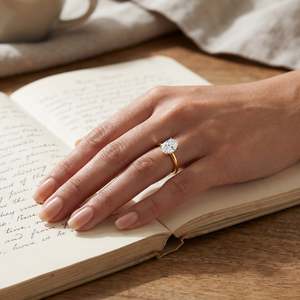 Anillo de Cóctel Clásico con Corte Oval Geométrico de Moissanita en Plata 925 con Baño de Oro para Mujer, Regalo para Compromiso, Fiesta o Boda - Product Image 1