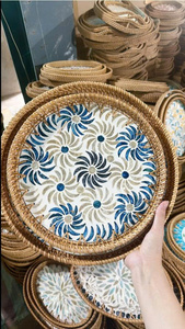Bandeja de Servir de Ratán Hecha a Mano en Vietnam con Incrustaciones Artísticas de Conchas para Decoración de Restaurantes, Hoteles y Hogares - Product Image 1