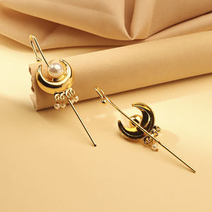 Pendiente de Oreja de Media Luna con Perla, Chapado en Oro y Latón, Hecho a Mano – Joyería Celestial para Mujer - Product Image 1