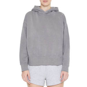 Conjunto de sudaderas con capucha y pantalones cortos transpirables para mujer de marca privada, diseño personalizado, conjunto de sudaderas con capucha y pantalones cortos para mujer en colores personalizados - Product Image 1