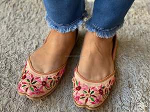 Punjabi Jutti de cuero puro, combinación de embrague para boda, juttie de cuero tradicional hecho a mano - Product Image 5