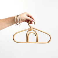 Porte-vêtements en rotin fait main, design élégant, pour les vêtements de bébé et de jeune enfant, prix compétitif