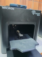 Le Trusure Mini est une machine portable d'authentification des diamants conçue pour une détection rapide et précise des diamants CVD et HPHT.